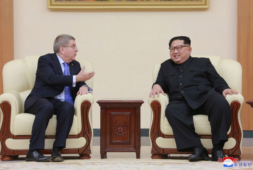 Foto tak bertanggal dirilis oleh Kantor Berita Pusat Korea Utara (KCNA) menunjukkan pertemuan pemimpin Korea Utara Kim Jong-un (kanan) dengan Presiden Komite Olimpiade Internasional (IOC) Thomas Bach di Pyongyang, Korea Utara. 