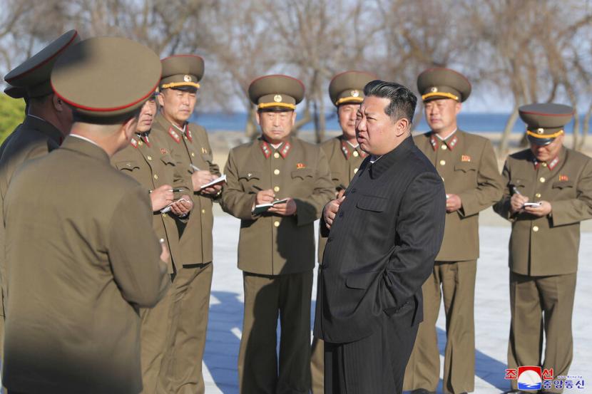 Foto tak bertanggal ini disediakan Ahad, 17 April 2022, oleh pemerintah Korea Utara menunjukkan pemimpin Kim Jong Un di sebuah lokasi yang dirahasiakan di Korea Utara. Dikatakan hari Minggu bahwa negara tersebut telah berhasil meluncurkan uji coba senjata berpemandu taktis yang baru dikembangkan. Kantor Berita Pusat Korea resmi mengatakan Kim mengamati peluncuran tersebut.