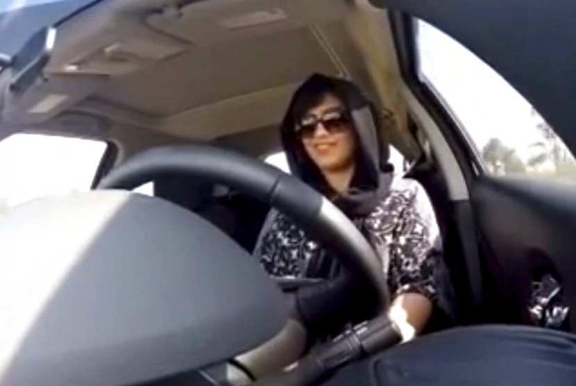 Foto tangkapan layar dari video menunjukkan aktivis perempuan Arab Saudi Loujain al-Hathloul mengendarai mobil menuju perbatasan Uni Emirat Arab-Saudi sebelum ditangkap pada 1 Desember 2014 di Saudi.