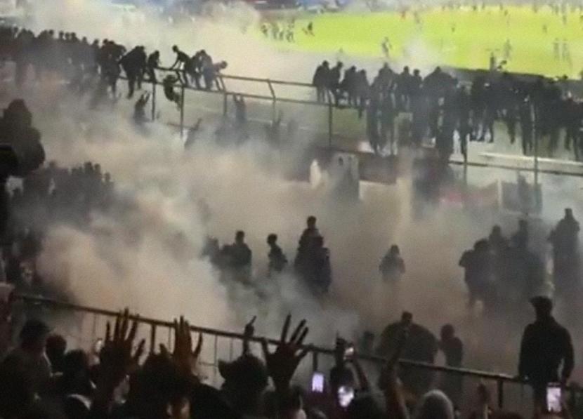 Foto tangkapan layar twitter suasana tribun penonton yang tersaput asap gas air mata Stadion Kanjuruhan, Malang, Sabtu (1/10).