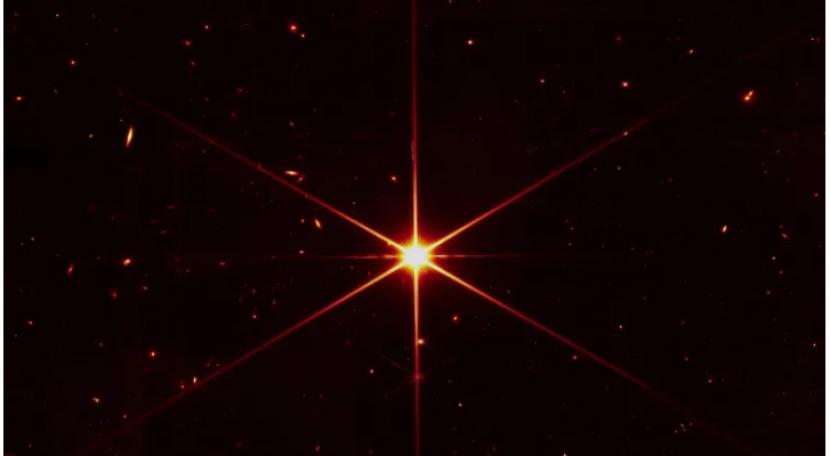 Foto teleskop James Webb yang dihasilkan dari perpaduan 18 cermin heksagonal. Foto ini diambil menggunakan instrumen yang berada 1,6 juta km dari bumi.