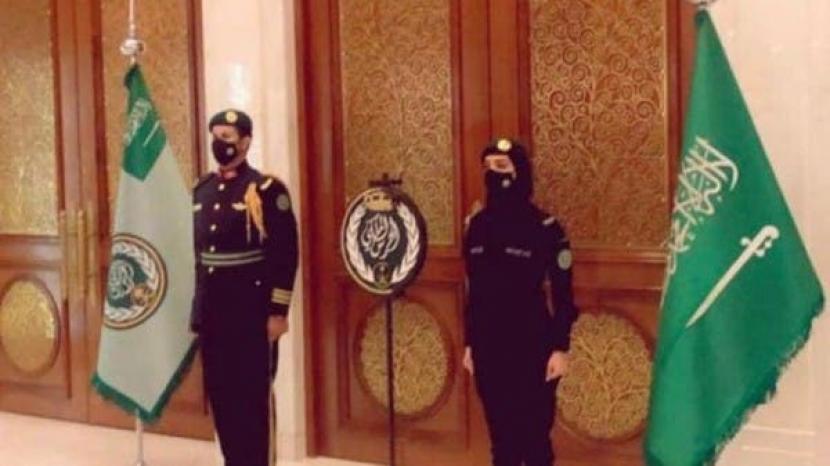 Foto tentara wanita anggota Garda Kerajaan Arab Saudi.