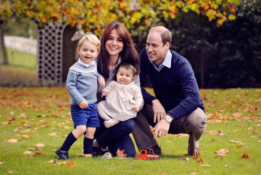 Foto terbaru Pangeran William dan keluarganya yang dirilis Kensinton Palace, Sabtu (19/12).
