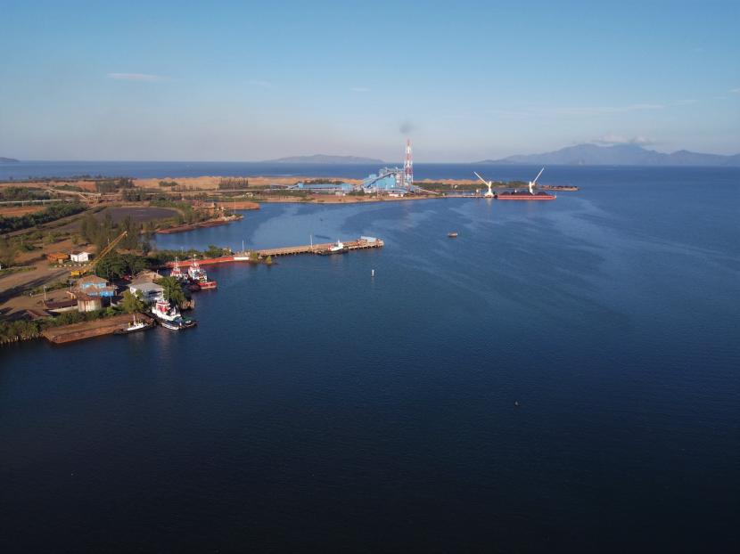 Foto udara aktivitas bongkar muat nikel di areal pabrik milik PT Aneka Tambang Tbk di Kecamatan Pomalaa, Kolaka, Sulawesi Tenggara, Senin (24/8/2020). PT Aneka Tambang Tbk (Antam) dan PT PLN (Persero) meneken Perjanjian Jual Beli Tenaga Listrik (PJBTL) untuk pasokan listrik pabrik feronikel milik Antam di Kolaka, Sulawesi Tenggara.