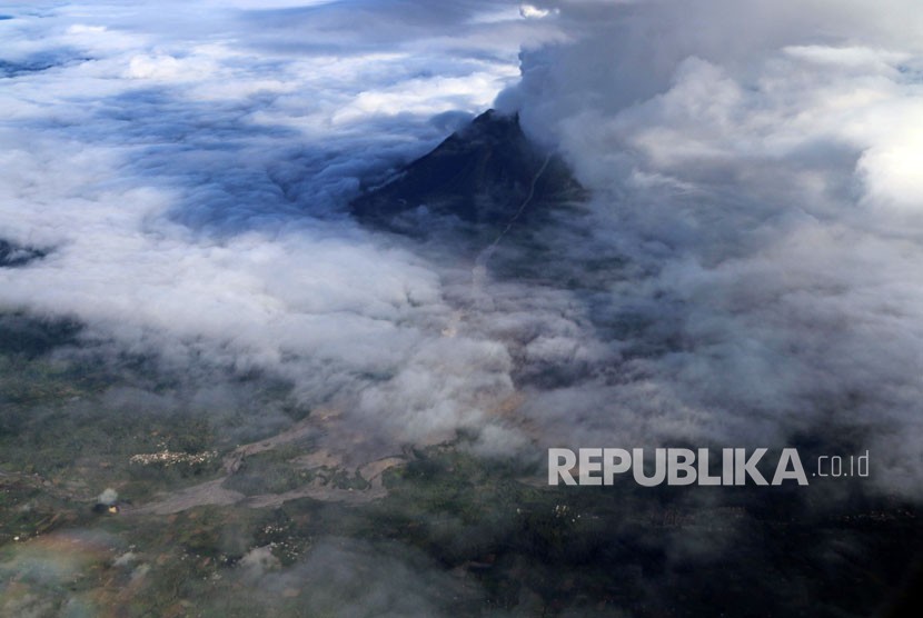 Foto udara aktivitas Gunung Sinabung yang berstatus Awas (level IV), di Karo, Sumatera Utara, Rabu (13/12). 