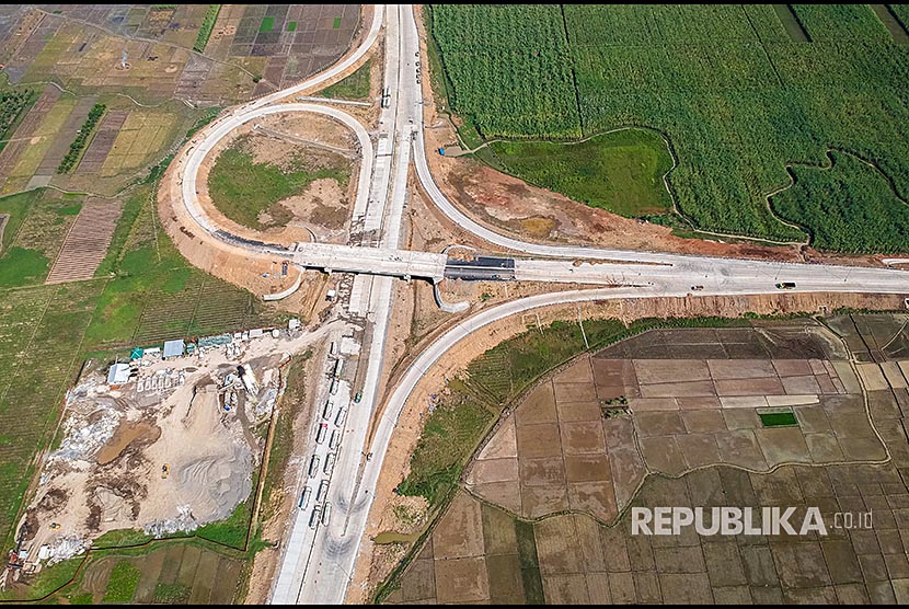 Foto udara aktivitas pengerjaan area tol trans Jawa di Pemalang, Jawa Tengah, Sabtu (26/5). Menurut Menteri PUPR Basuki Hadimuljono, tol dari Jakarta hingga Brebes Exit (Brexit) dapat digunakan secara berbayar, sementara dari Brexit hingga Semarang dapat dilalui secara gratis pada arus mudik dan balik 2018.