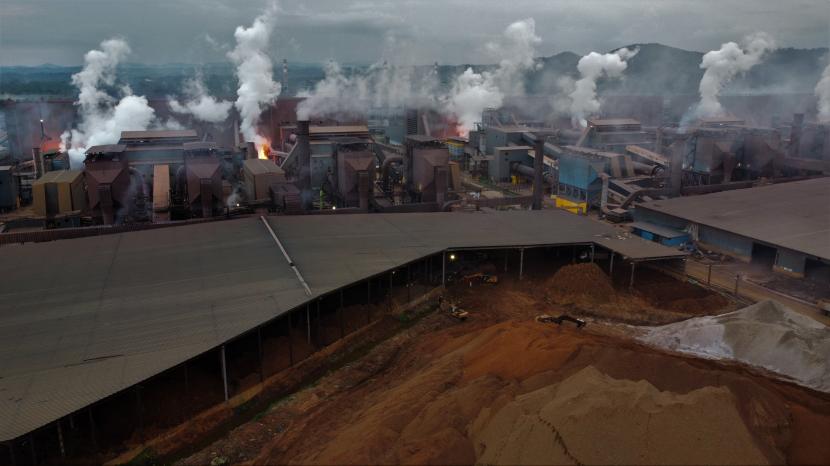 Foto udara aktivitas pengolahan nikel (smelter nikel) yang berada di Kawasan Industri Virtue Dragon Nickel Industrial (VDNI) di Kecamatan Morosi, Konawe, Sulawesi Tenggara (ilustrasi). PT Aneka Tambang Tbk (Antam) mentargetkan pabrik pemurnian feronikel atau smelter feronikel di Halmahera Timur bisa beroperasi pada Februari 2023.