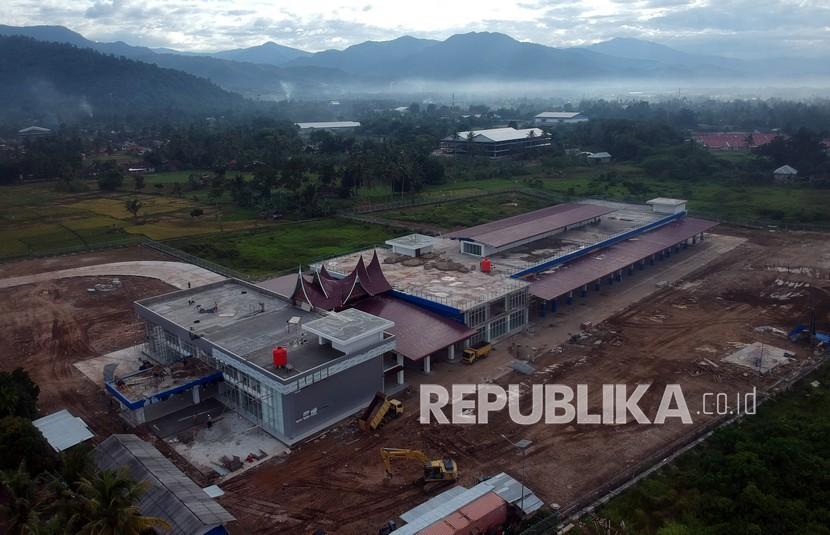 Foto udara aktivitas proyek pembangunan terminal tipe A, Anak Air, Kecamatan Koto Tangah, Kota Padang, Sumatera Barat, Rabu (6/1). Surat Berharga Syariah Negara (SBSN) atau sukuk negara menjadi inovasi pembiayaan untuk pembangunan infrastruktur Kementerian Pekerjaan Umum dan Perumahan Rakyat (PUPR) pada 2021. 