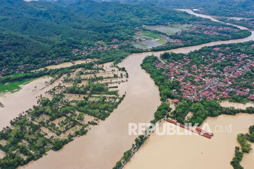 Foto udara aliran Sungai Serayu yang meluap dan merendam permukiman, area persawahan dan sejumlah ruas jalan. Akademisi Imam Prasodjo minta Pemkab Purbalingga melakukan penghijauan di DAS Serayu.