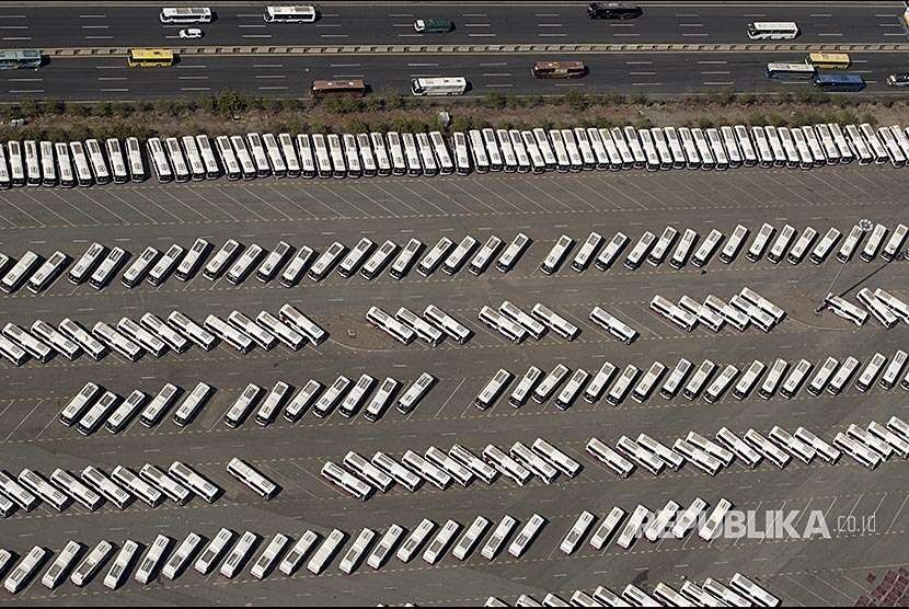 Foto udara antrean bus yang digunakan jamaah haji tengah berwukuf di Padang Arafah. Arab Saudi Simulasi Pengangkutan Jamaah ke Armuzna dengan 3.000 Bus