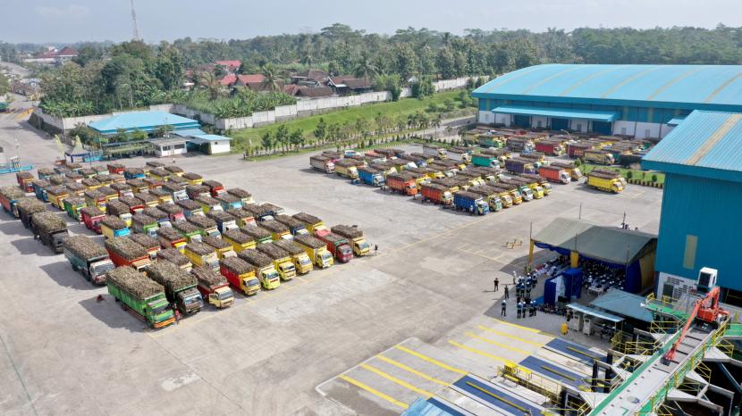 Foto udara antrean truk pengangkut tebu di pabrik gula di Blitar, Jawa Timur, Rabu (25/5/2022). Ketua Umum Asosiasi Petani Tebu Rakyat Indonesia (APTRI) Fatchuddin Rosyidi mengatakan saat ini semua pabrik gula milik Badan Usaha Milik Negara (BUMN) harus direvitalisasi, karena semua masih teknologi zaman Belanda.