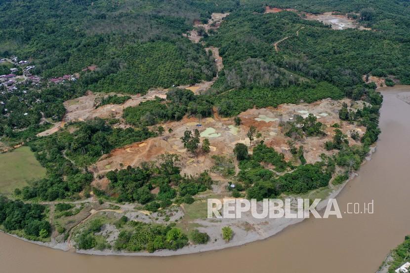 Foto udara area bekas lubang galian tambang emas ilegal di kawasan Kecamatan Sungai Mas, Kabupaten Aceh Barat, Aceh, Jumat (15/1/2021). ilustrasi