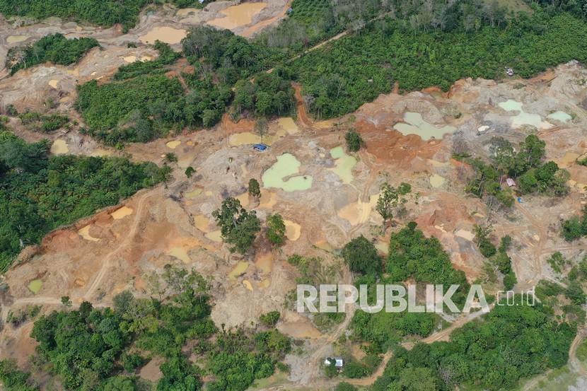 Foto udara area bekas lubang galian tambang emas ilegal (ilustrasi)