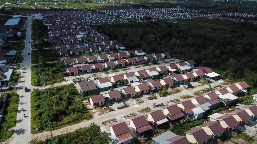 Foto udara areal komplek perumahan bersubsidi di kawasan Jalan Kecipir, Palangka Raya, Kalimantan Tengah, Jumat (15/7/2022). Pemerintah menaikkan kisaran harga rumah bersubsidi.