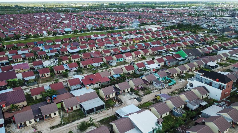 Foto udara areal komplek perumahan bersubsidi di kawasan Jalan Kecipir, Palangka Raya, Kalimantan Tengah, Jumat (15/7/2022).
