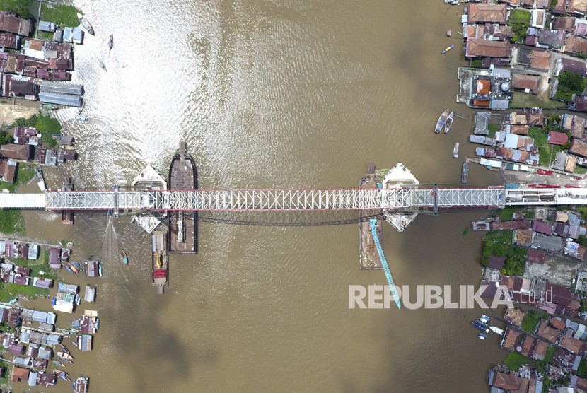 Foto udara arial pembangunan Jembatan Musi VI Palembang, Sumatera Selatan, Senin (2/1). 