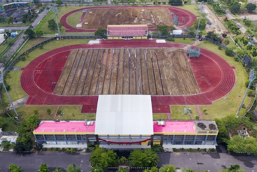 Foto udara arial renovasi pembangunan arena Atletik yang ada di komplek olahraga Jakabaring Sport City (JSC), Palembang, Sumatera Selatan, Rabu (5/7). 