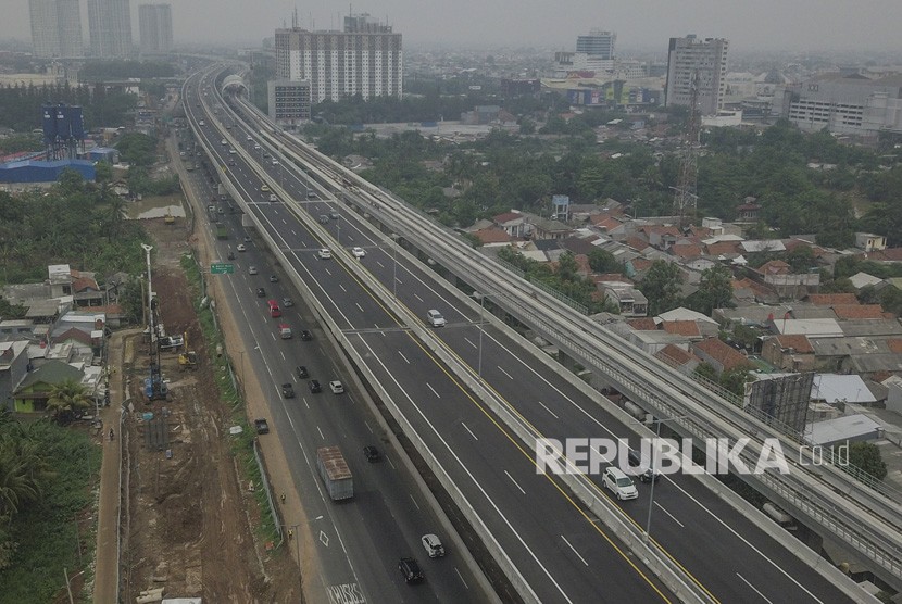Foto udara arus lalu lintas di jalan tol Jakarta-Cikampek I dan II di, Bekasi, Jawa Barat, Ahad (29/12/2019). 