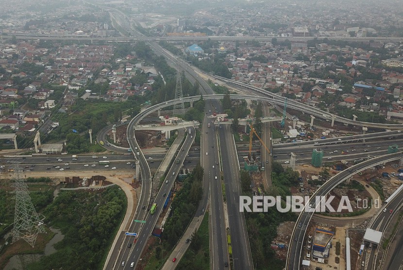 Foto udara arus lalu lintas di tol Jakarta-Cikampek dan tol JORR (Jakarta Outer Ring Road). Kepolisian telah menetapkan pengemudi mobil berinisial MO sebagai tersangka lantaran menabrak enam pekerja, lima orang di antaranya tewas di KM29+800 Jalan Tol Lingkar Luar Jakarta (JORR) pada Rabu (15/4).