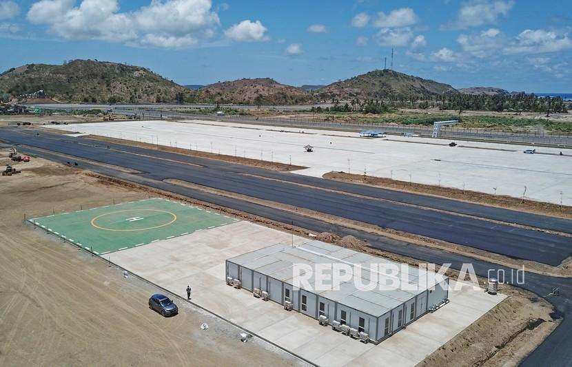 Foto udara bangunan Medical Center Sirkuit Mandalika di KEK Mandalika, Kuta, Praya, Lombok Tengah, NTB, Kamis (7/10/2021). Bangunan modular Medical Center Sirkuit Mandalika yang dilengkapi dengan fasilitas ruang rawat darurat, ruang rawat lanjut, ruang isolasi, ruang penanganan luka bakar, helipad serta peralatan medis berstandar internasional sesuai dengan persyaratan Federasi Olahraga Sepeda Motor Internasional atau FIM tersebut telah rampung dikerjakan dan siap digunakan sebagai tempat penanganan pertama pebalap jika mengalami kecelakaan sebelum dirujuk ke RSUD NTB.