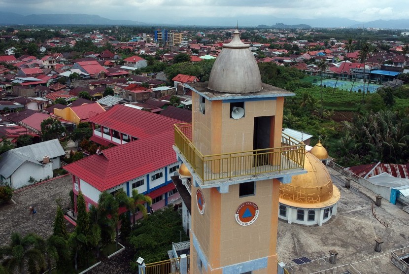 Foto udara bangunan yang dikhususkan sebagai tempat evakuasi sementara (TES) shelter tsunami yang dibangun BNPB di Pasir Putih, Padang, Sumatera Barat, Sabtu (27/10/2018). 