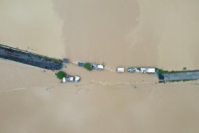 Foto udara banjir dari luapan Kali Klawing menggenangi jalur penghubung (ilustrasi).