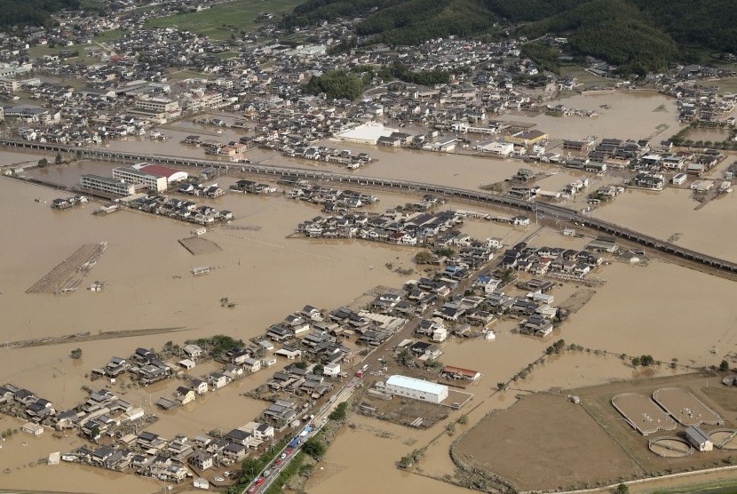 Foto udara banjir Jepang, Senin (9/7).