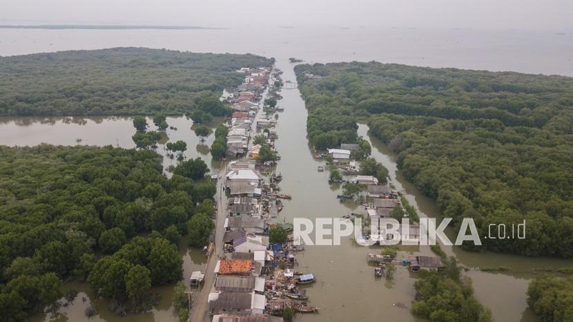 Foto udara banjir rob yang menggenangi rumah dan tambak warga akibat abrasi di Desa Pantai Mekar, Kecamatan Muaragembong, Kabupaten Bekasi, Jawa Barat, Senin (6/12/2021).