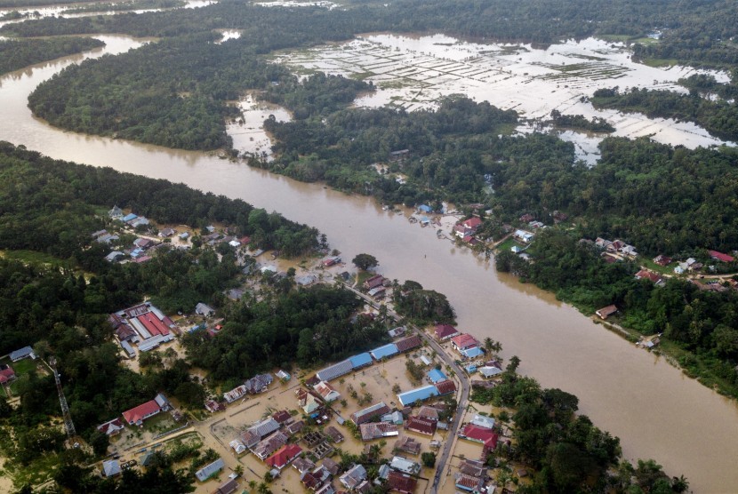 Foto udara banjir yang merendam rumah warga dan lahan tambak di Kecamatan Bondoala, Konawe, Sulawesi Tenggara, Kamis (13/6).