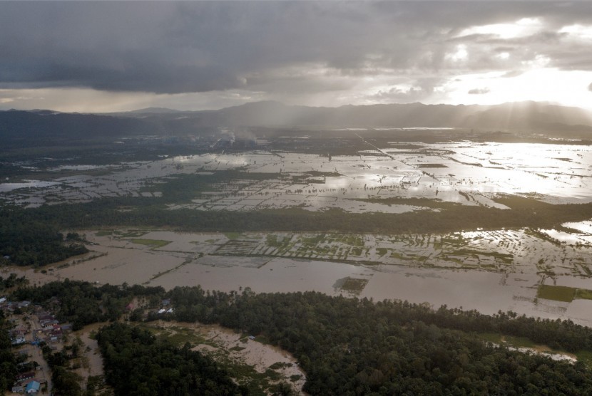 Foto udara banjir yang merendam rumah warga dan lahan tambak (ilustrasi). Akibat terendam banjir, para petambak di Kabupaten Indramayu, Jawa Barat mengalami kerugian yang diprediksi mencapai puluhan miliar rupiah.