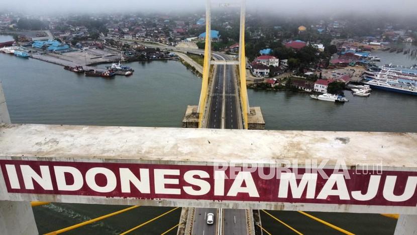 Foto udara beberapa kendaraan melintasi jembatan (ilustrasi). Gubernur Sulawesi Tengah Rusdy Mastura menyatakan investasi yang masuk ke Provinsi Sulteng pada berbagai sektor potensial, harus memberikan dampak terhadap peningkatan kesejahteraan masyarakat dan pemerataan pembangunan daerah.
