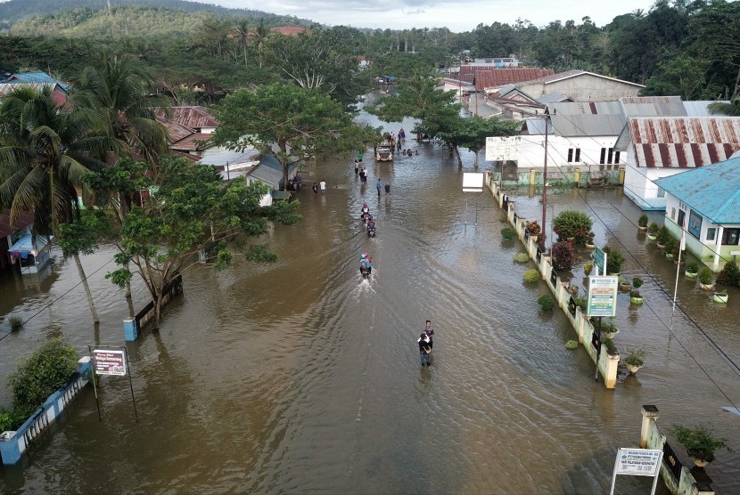 Foto udara beberapa rumah yang teredam banjir di Kecamatan Wonggeduku, Konawe, Sulawesi Tenggara, Sabtu (15/6/2019).