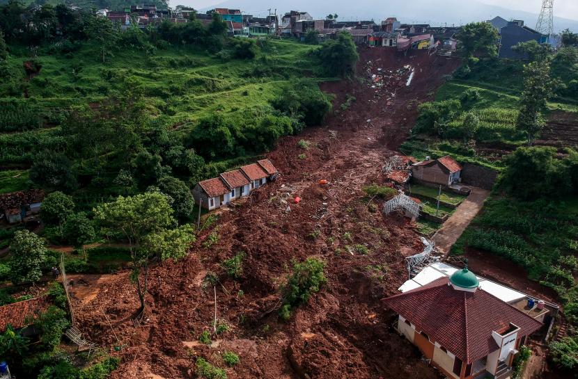 Foto udara bencana tanah longsor di Cimanggung, Kabupaten Sumedang, Jawa Barat, Selasa (12/1/2021). Tim SAR gabungan masih mencari sedikitnya 24 korban hilang yang telah terdata akibat bencana tanah longsor yang terjadi pada Sabtu (9/1) lalu.