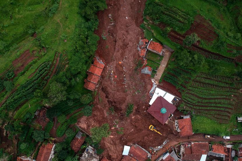 Foto udara bencana tanah longsor di Cimanggung, Kabupaten Sumedang, Jawa Barat, Selasa (12/1/2021). Tim SAR gabungan masih mencari sedikitnya 24 korban hilang yang telah terdata akibat bencana tanah longsor yang terjadi pada Sabtu (9/1) lalu. 