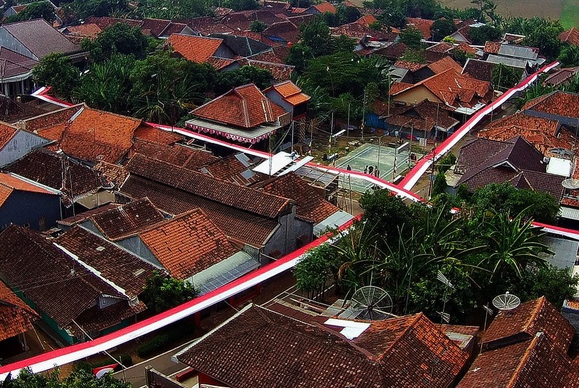 Foto udara bendera Merah Putih dipasang di Kedungwuni, Kabupaten Pekalongan, Jawa Tengah, Minggu (13/8).