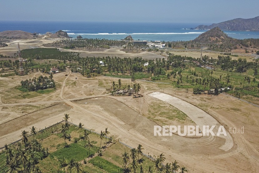Progres terkini pengerjaan galian tanah badan jalan Sirkuit Mandalika di Desa Pujut, Kecamatan Praya, Kabupaten Lombok Tengah, NTB.