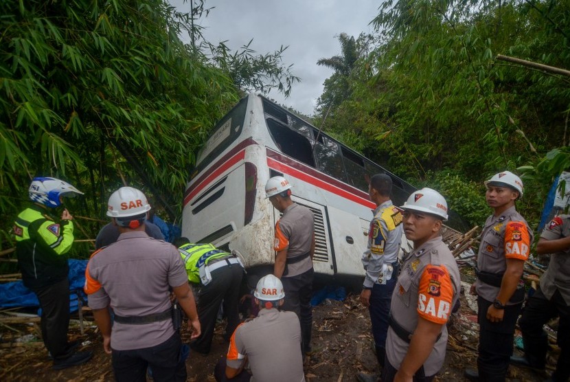 Petugas berusaha mengevakuasi bus primajasa yang terperosok kedalam jurang saat mengalami kecelakaan di Nagreg, Kabupaten Garut, Jawa Barat, Rabu (1/1/2020).