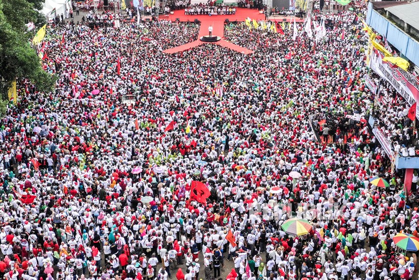 Foto udara Calon Presiden nomor urut 01 Joko Widodo menyampaikan orasi politik saat kampanye terbuka di GOR Satria, Purwokerto, Banyumas, Jawa Tengah, Kamis (4/4/2019). 