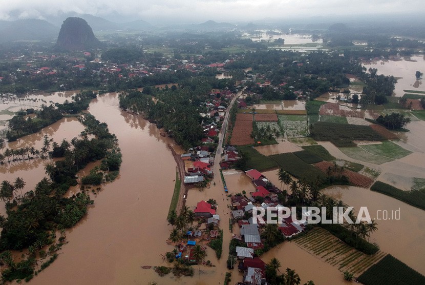 Foto udara dampak banjir di Nagari Taram, Kecamatan Harau, Kab.Limapuluhkota, Sumatera Barat, Selasa (10/12/2019).