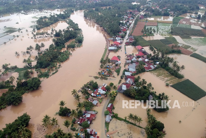 Banjir dan tanah longsor terjadi di Kabupaten Lima Puluh Kota sejak awal pekan ini. Foto udara dampak banjir di Nagari Taram, Kecamatan Harau, Kab.Limapuluhkota, Sumatera Barat, Selasa (10/12/2019).