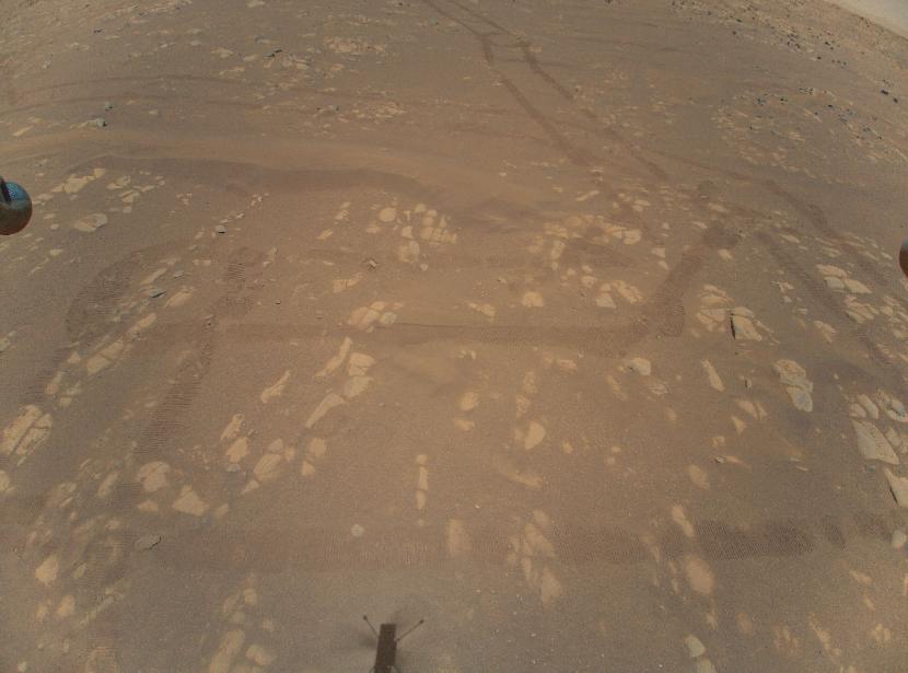 Foto udara di Mars yang diambil oleh helikopter Ingenuity.