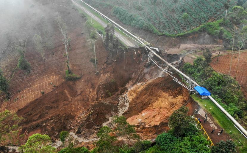 Foto udara di sekitar lokasi tanah longsor yang memutus jalan utama di Kawasan Wisata Darajat Pass, Kabupaten Garut, Jawa Barat, Sabtu (20/11/2021). (Ilustrasi)