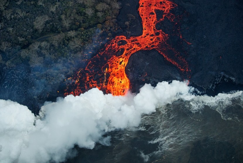 Foto udara diambil saat Gunung Kilauea di Hawaii meletus di bulan Mei 2018.