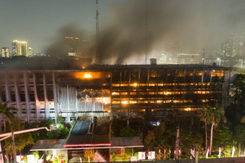 Foto udara gedung utama Kejaksaan Agung yang terbakar di Jakarta, Sabtu (22/8/2020). Kebakaran tersebut masih dalam penanganan pihak pemadam kebakaran. 