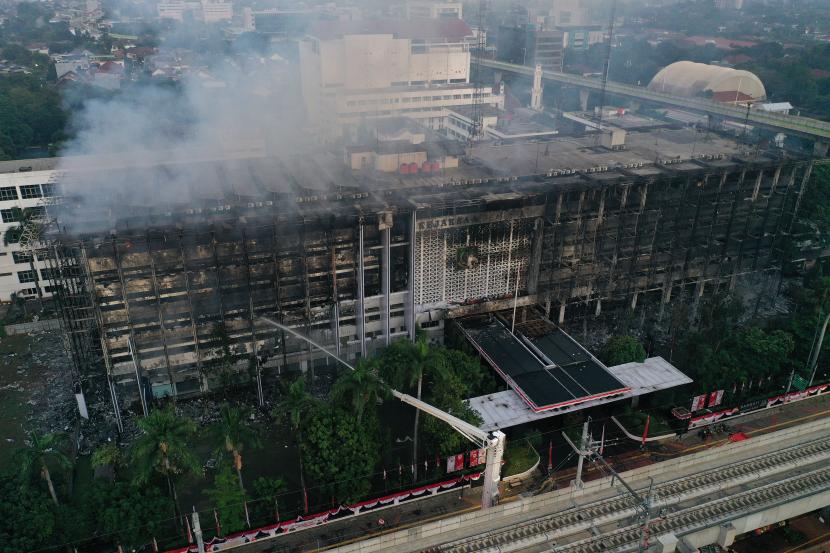 Foto udara gedung utama Kejaksaan Agung yang terbakar di Jakarta, Ahad (23/8/2020). Kebakaran yang berawal sejak Sabtu (22/8) malam itu masih dalam penanganan pihak pemadam kebakaran hingga Ahad pukul 06.00 WIB.