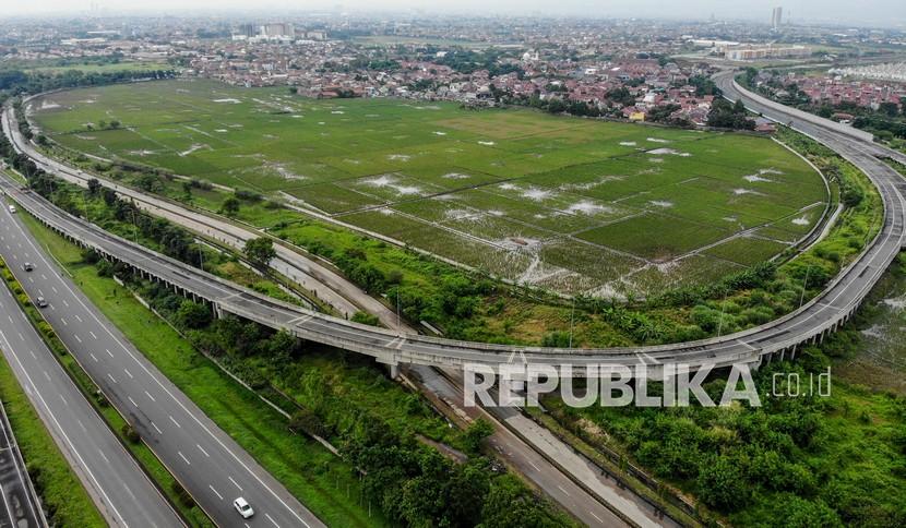 Foto udara gerbang keluar Jalan Tol Purbaleunyi di KM 149, Gedebage, Bandung, Jawa Barat. Konstruksi tol terpanjang di Indonesia, Tol Gedebage-Cilacap akan dimulai tahun depan.