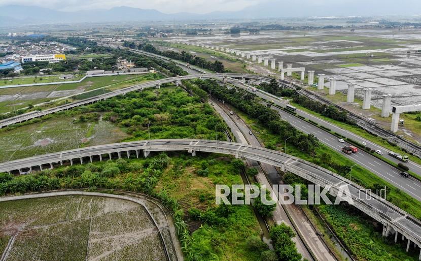 Foto udara gerbang keluar Jalan Tol Purbaleunyi di KM 149, Gedebage, Bandung.