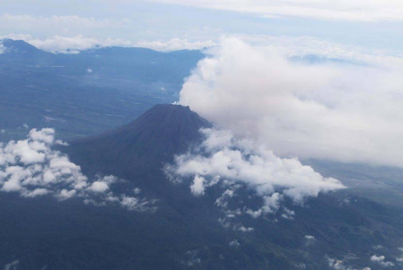 Foto udara Gunung Sinabung mengeluarkan asap solfatara, di Karo, Sumatra Utara, Senin (11/12). Gunung Sinabung berstatus Awas (level IV) dengan kondisi sebagian lereng dipenuhi material vulkanis akibat erupsi dan awan panas. 