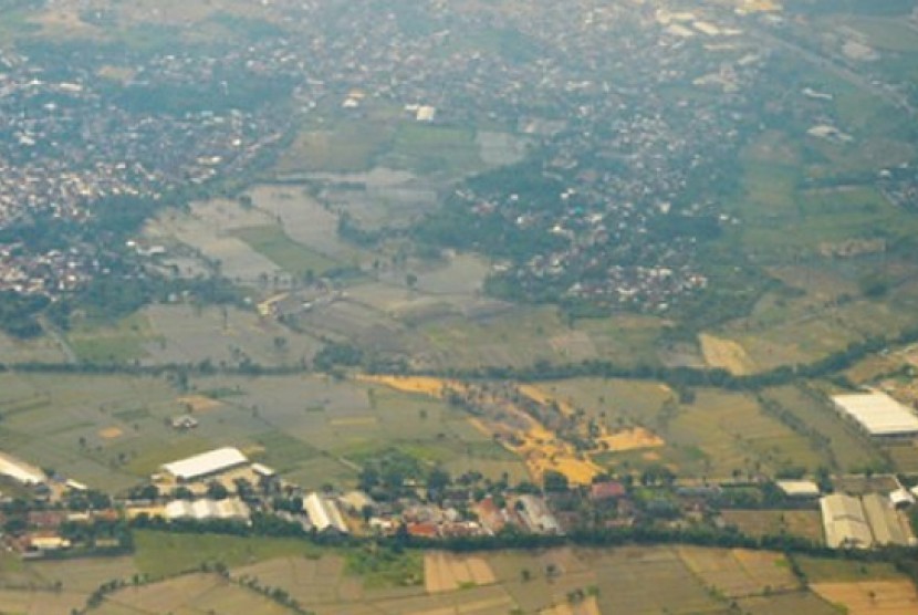 Foto udara hamparan lahan pertanian padi di kawasan persawahan Kabupaten Lombok Barat, NTB, Senin (25/5).