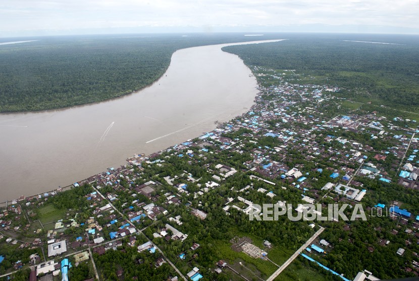 Foto udara hamparan rumah di atas rawa dan sungai di kota Agats Kabupaten Asmat, Papua, Senin (29/1).